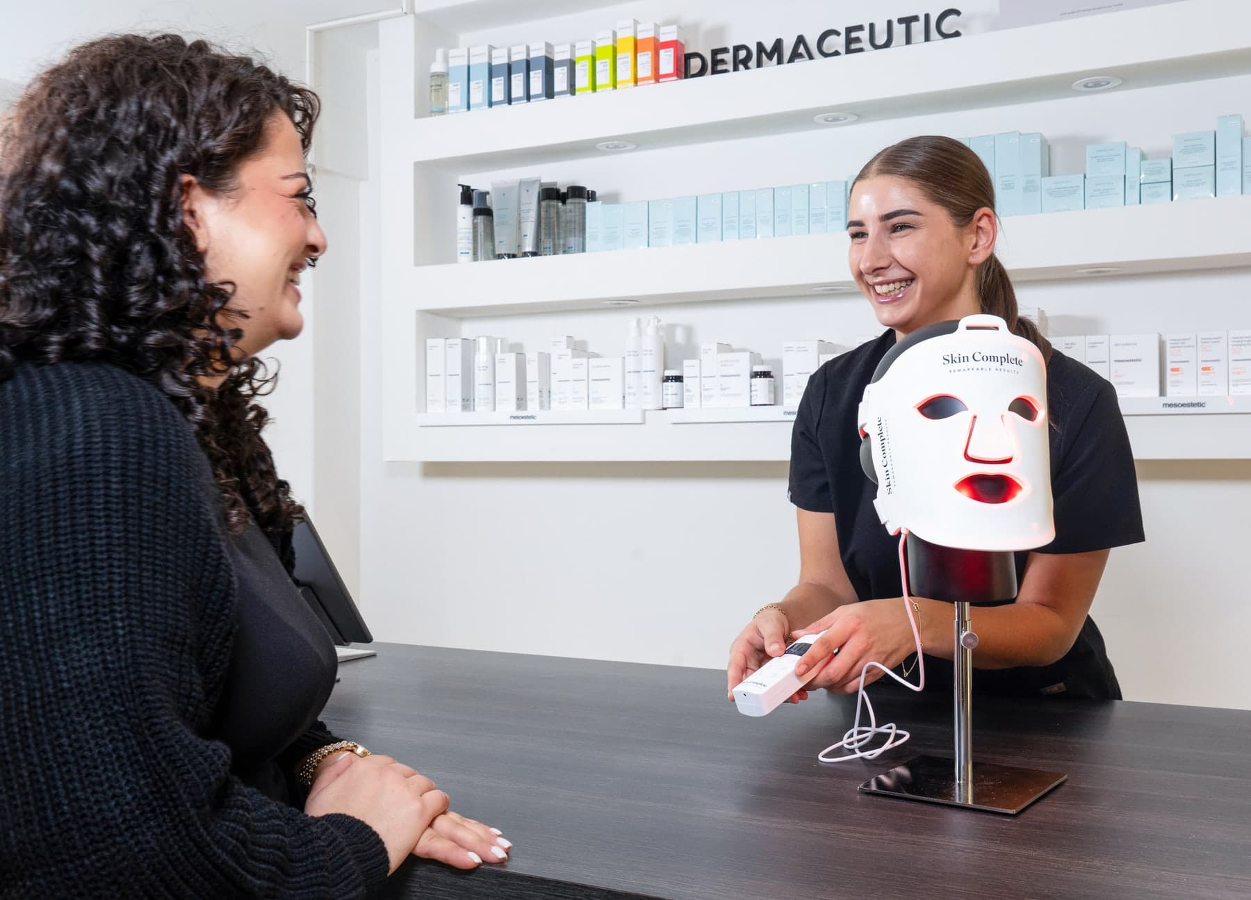 Arka planda ürün rafıyla Diba Clinics resepsiyonu