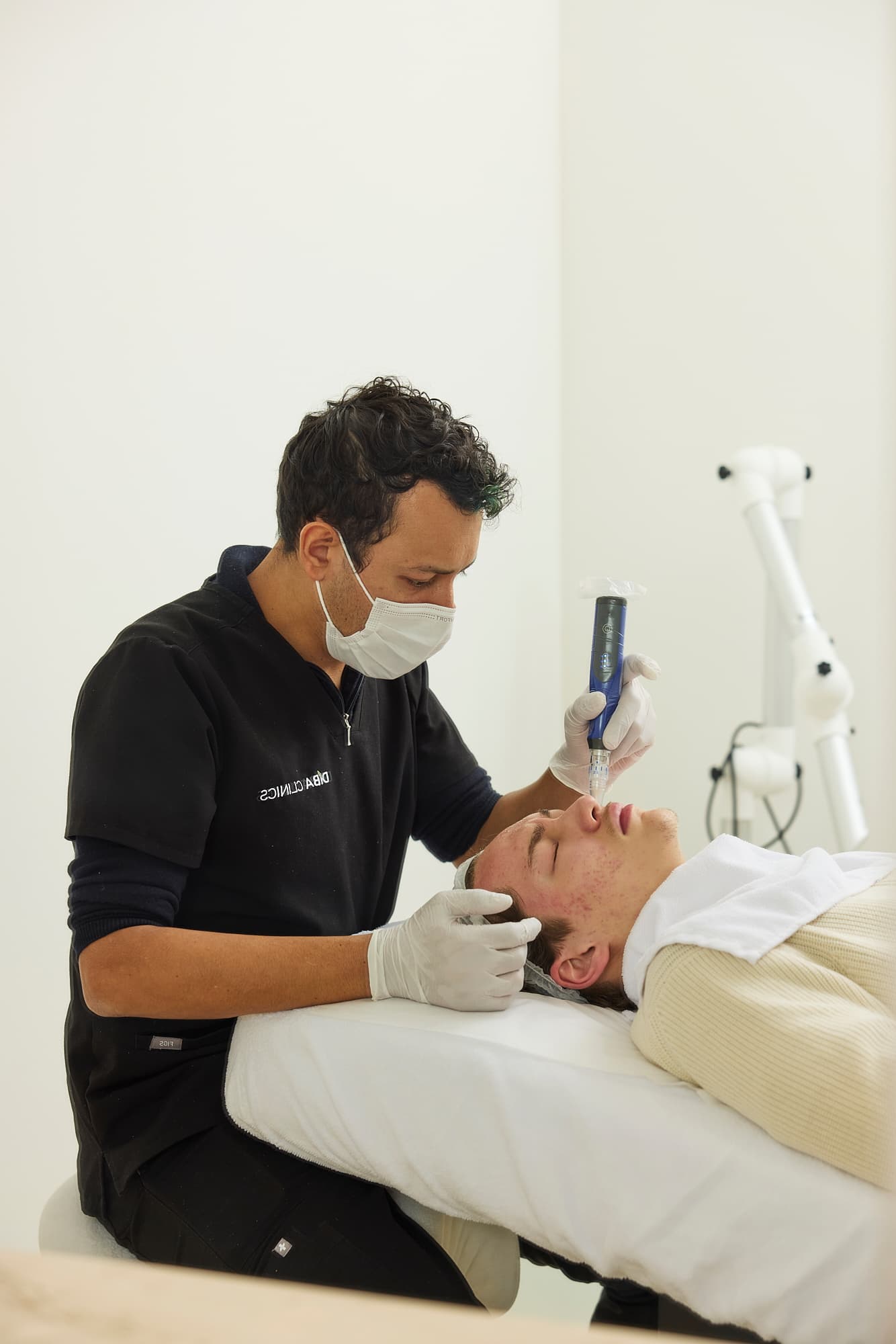 Andres, Dermapen 4 ile bir danışanın cildini tedavi ediyor