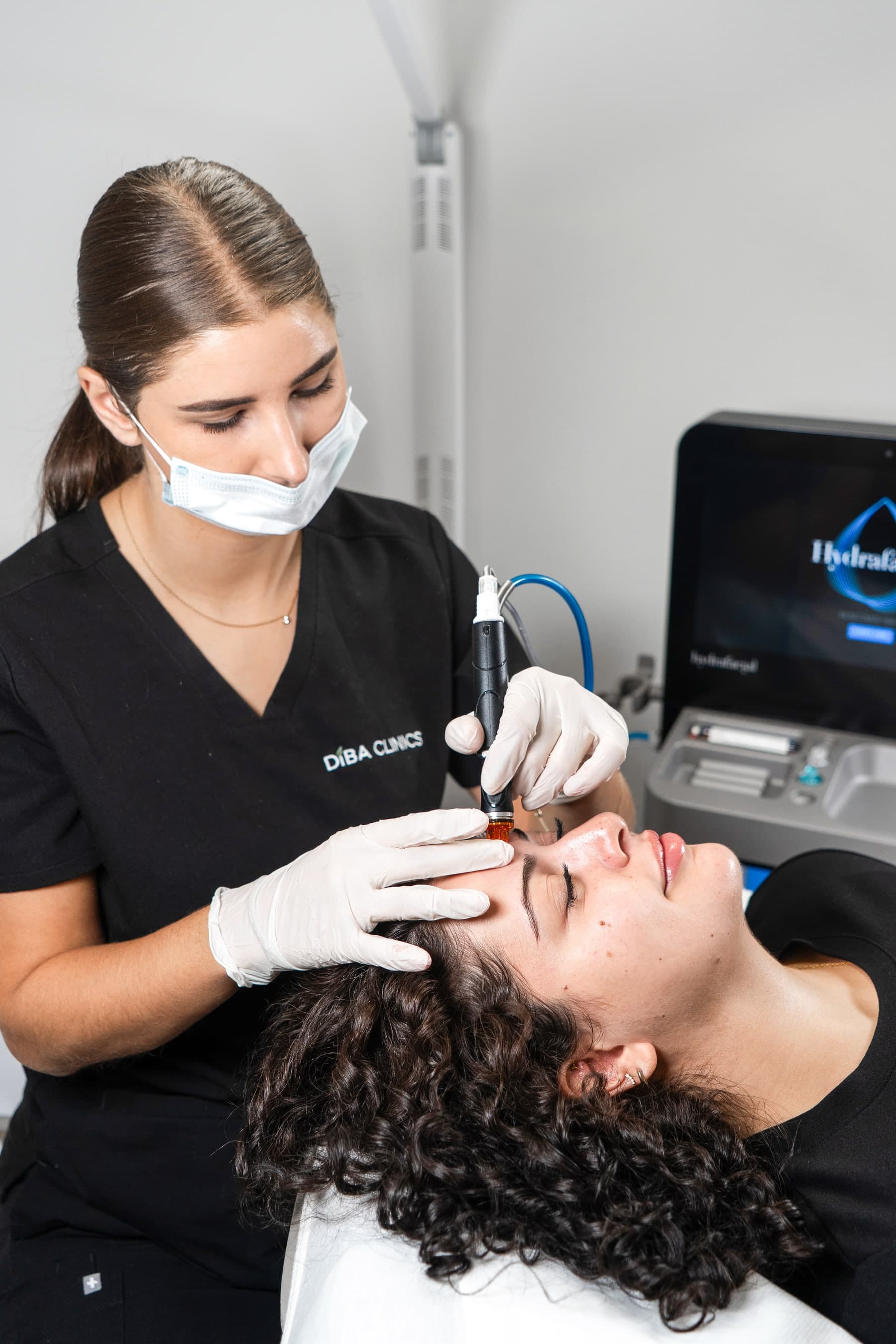 Diba Clinics'te uygulanan bir HydraFacial tedavisi