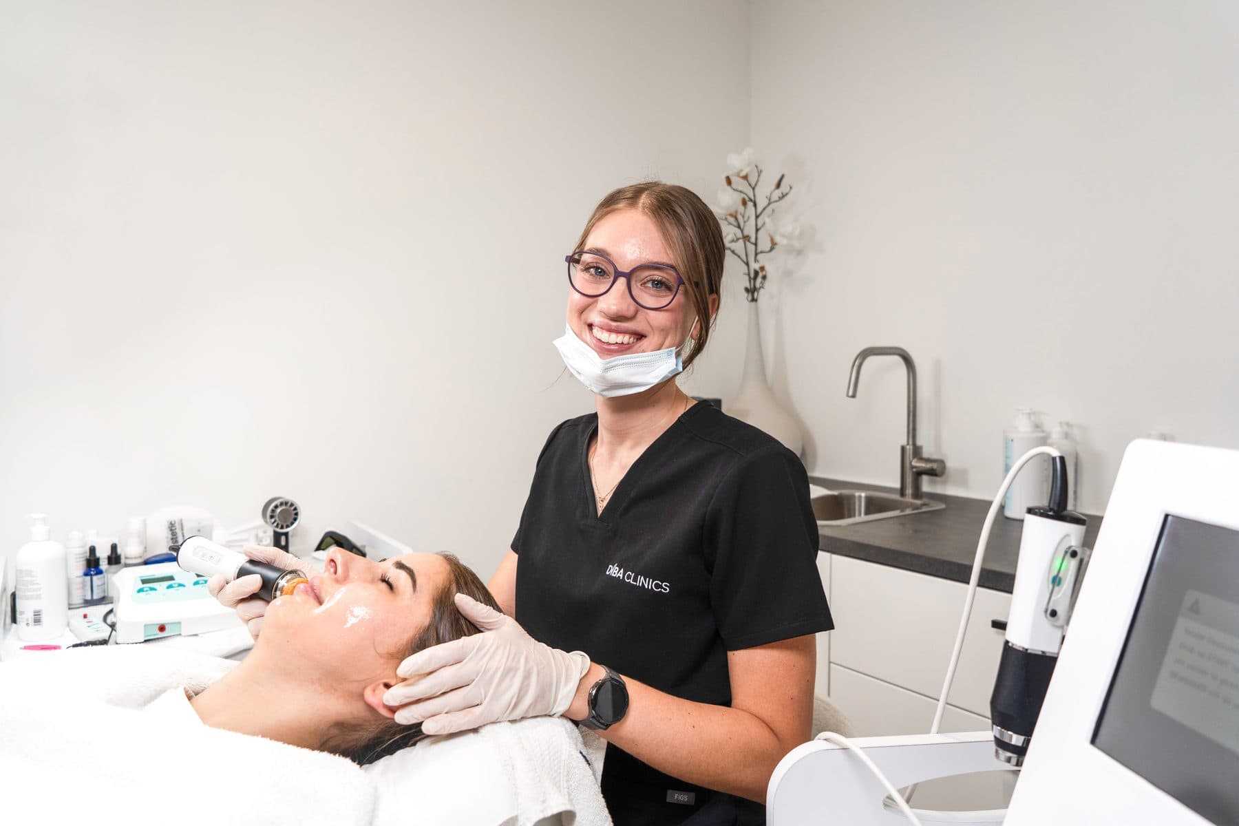 Diba Clinics'in bir tedavi odasında terapist ile danışan