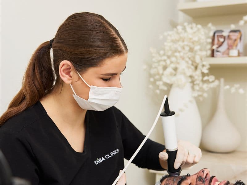Terapist pigment ve melazma üzerinde çalışıyor