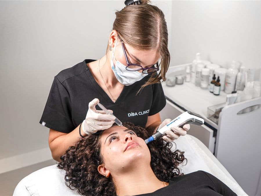 Terapist Dermapen ile bir danışanın alnı üzerinde çalışıyor