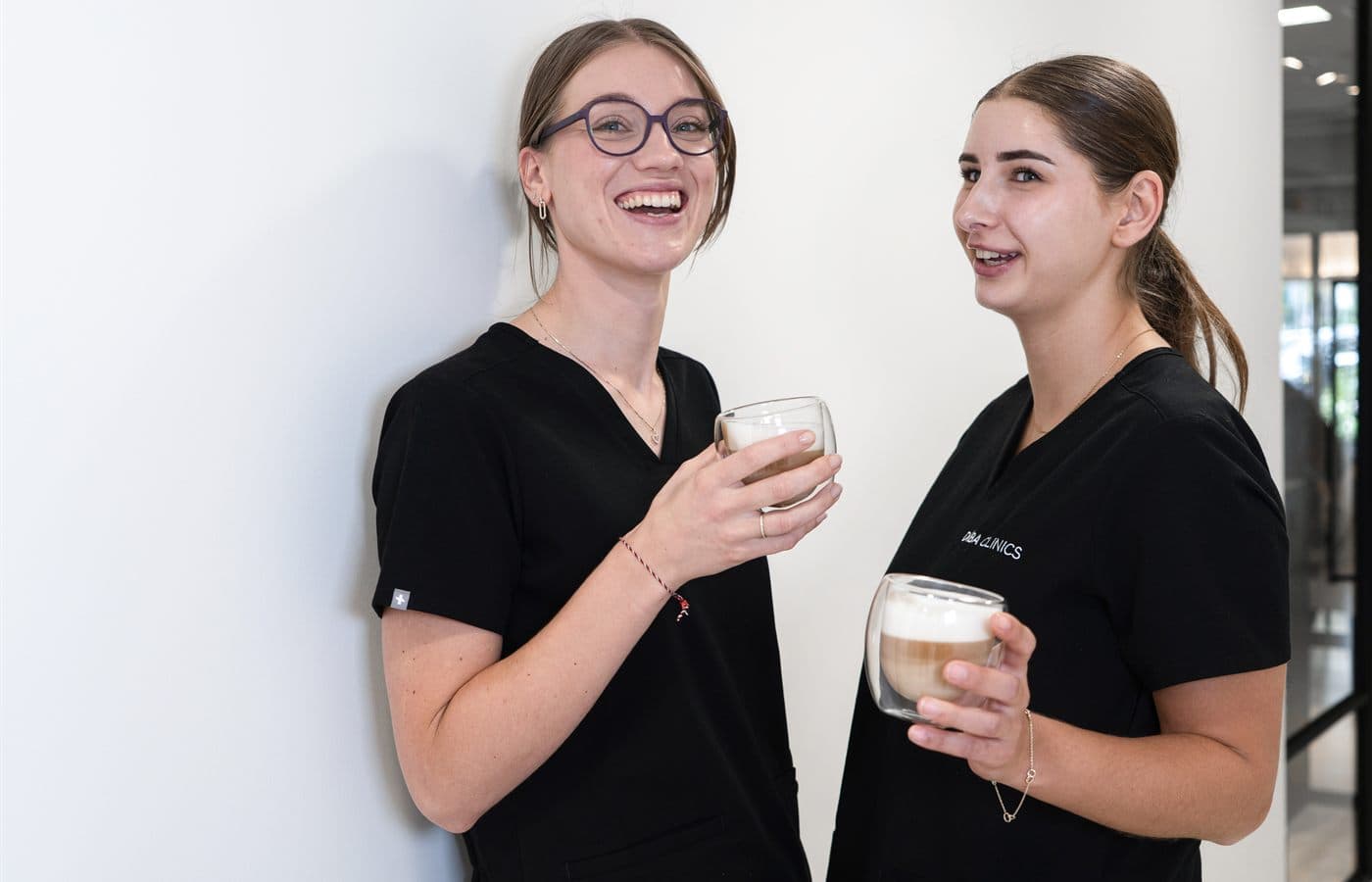 Kliniğin koridorunda kahveleriyle iki Diba Clinics terapisti