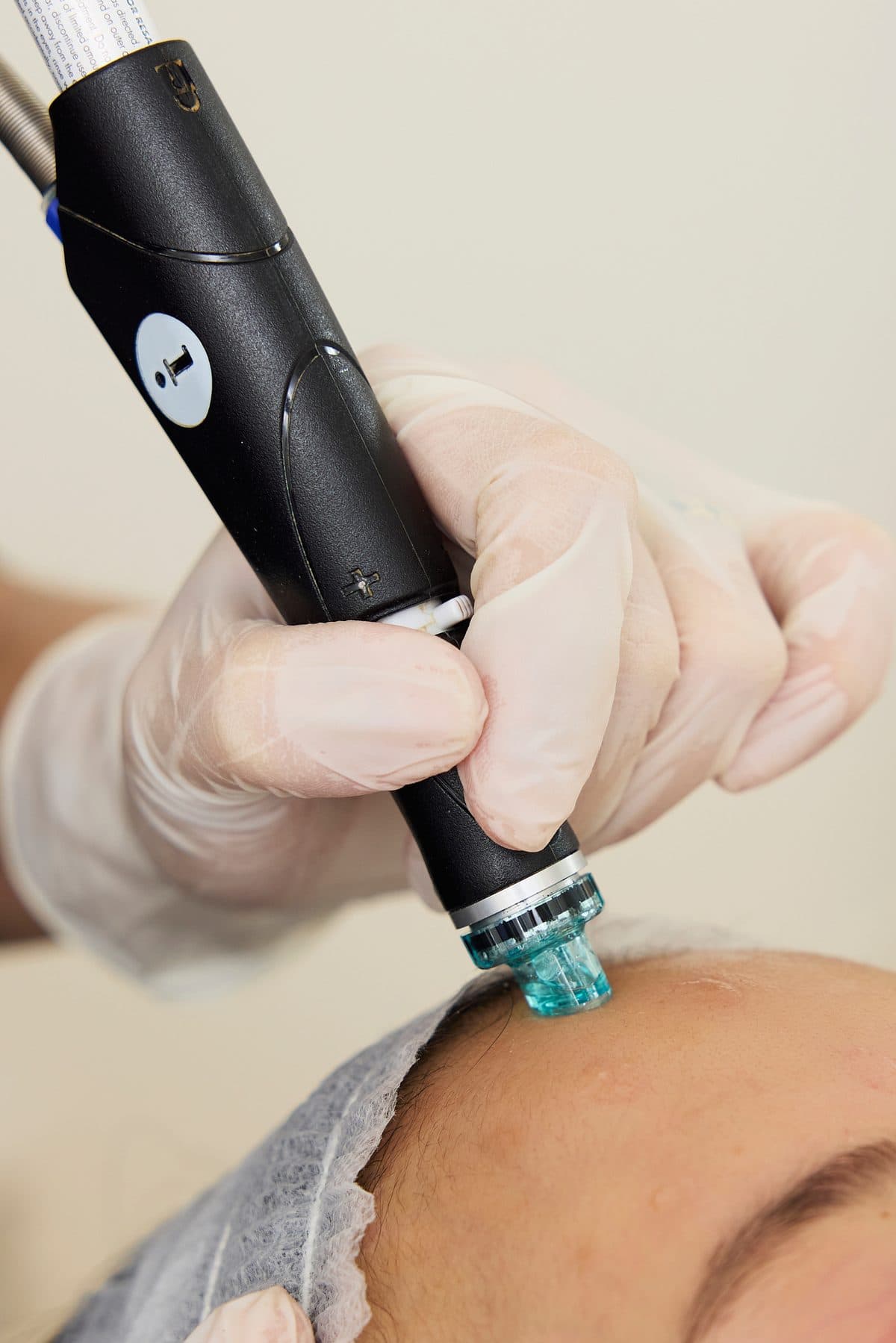 Насадка HydraFacial рухається по щоці