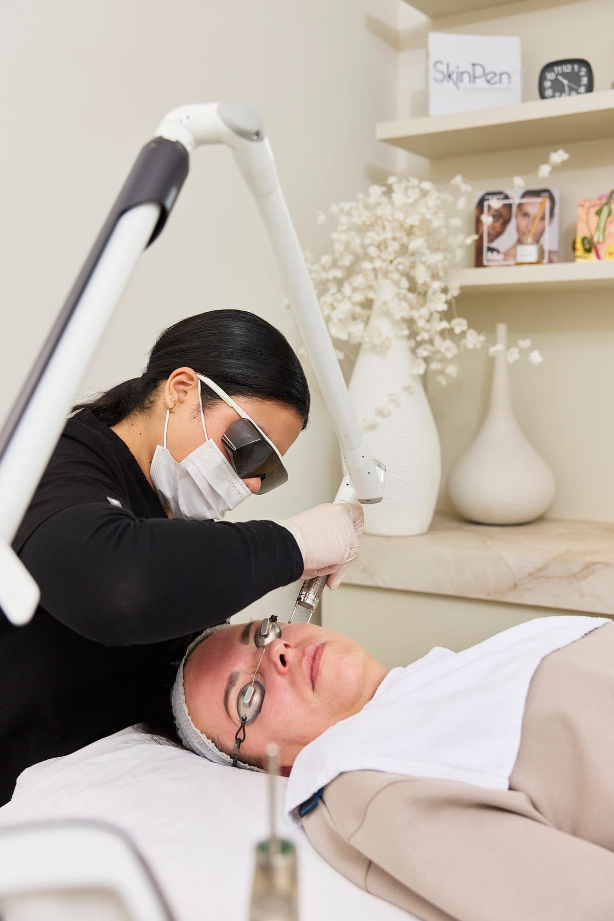 Tedavi odasında SkinPen ile microneedling