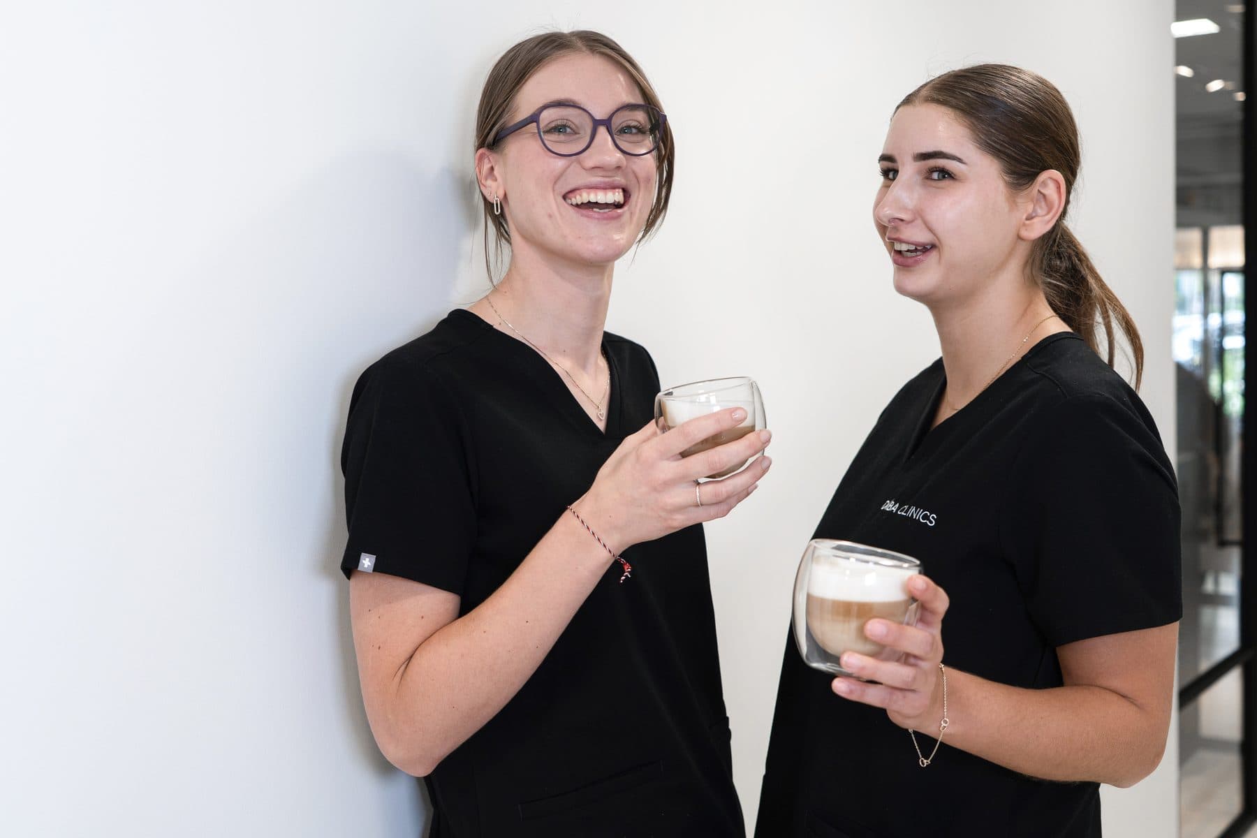 Klinikte kahve içen iki terapist